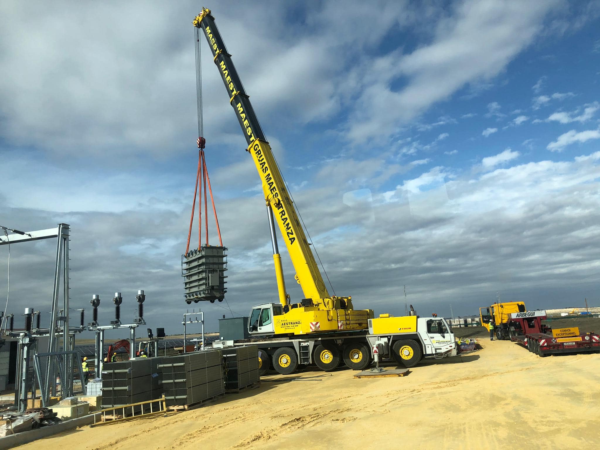 Grúa autopropulsada de Grúas Maestranza trabajando en Sevilla