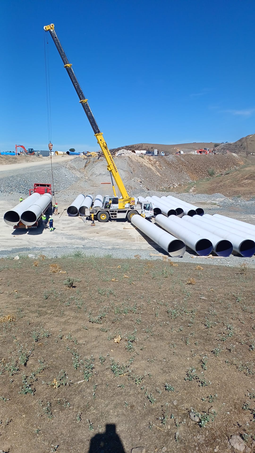 Grúa autopropulsada realizando izado de estructura metálica en obra
