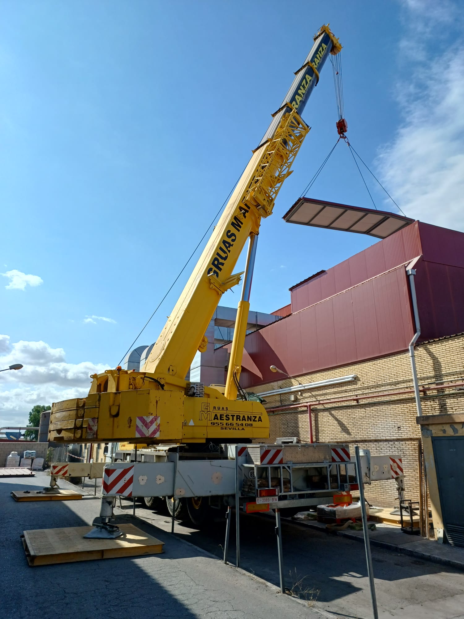 Grúa autopropulsada DEMAG de alquiler en Sevilla - Grúas Maestranza