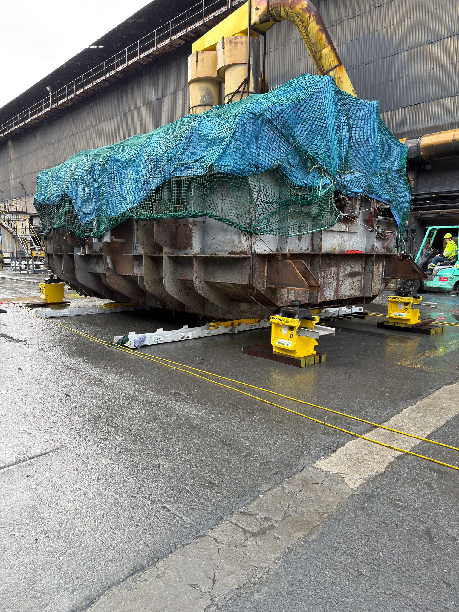 Equipo hidráulico Enerpac Cube Jack en operación de elevación sincronizada